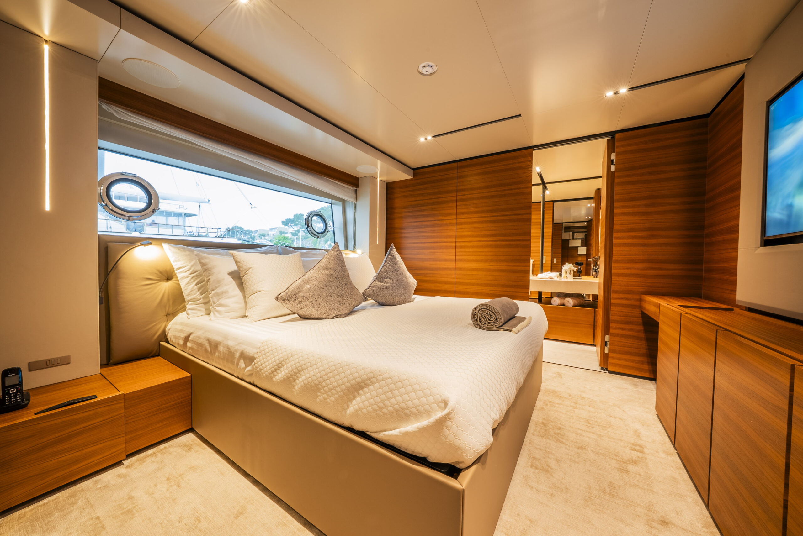 foto: 8 Custom Line Navetta 33