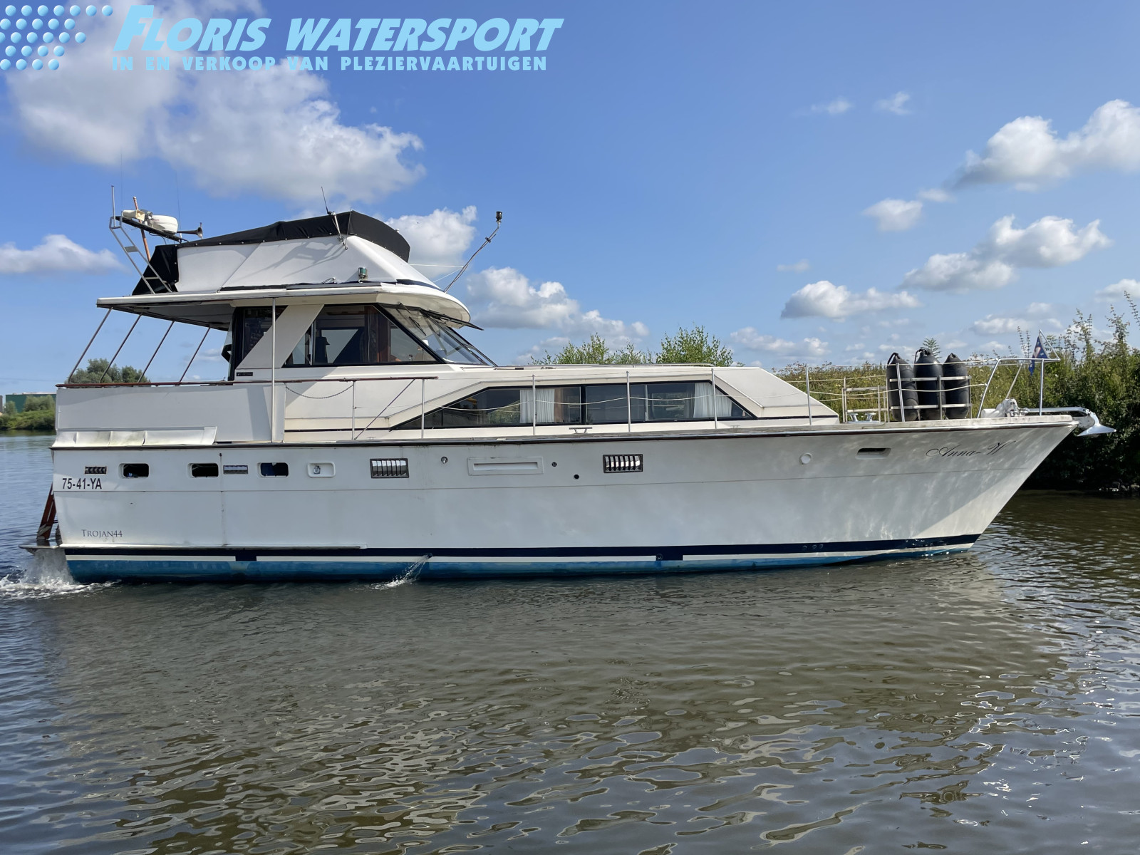 foto: 50 Trojan  44 Pilothouse