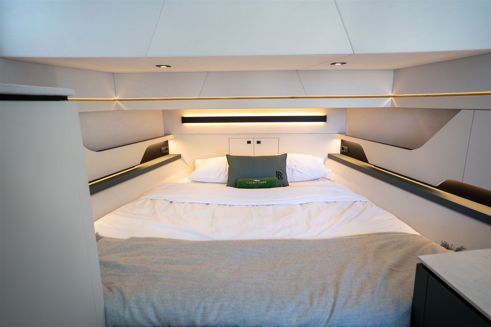 foto: 4 Vanquish Yachts VQ 54