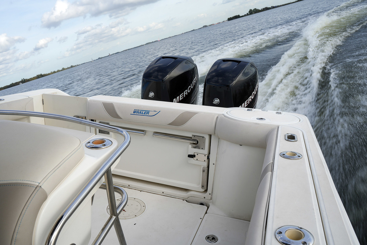 foto: 6 Boston Whaler 270 Outrage