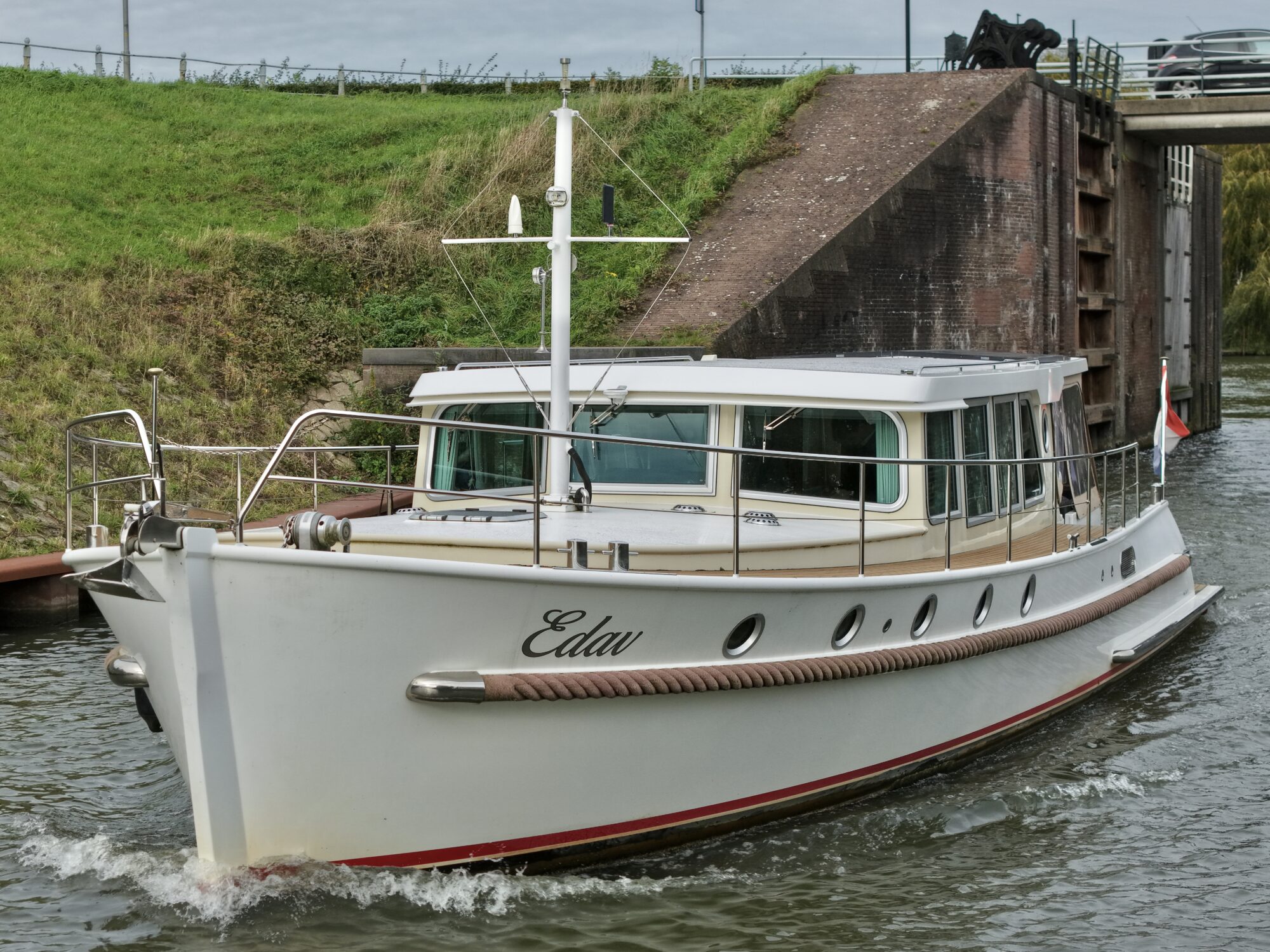 foto: 11 Serious Yachts Serious Yachts Gently Low Bridge 45 Sedan