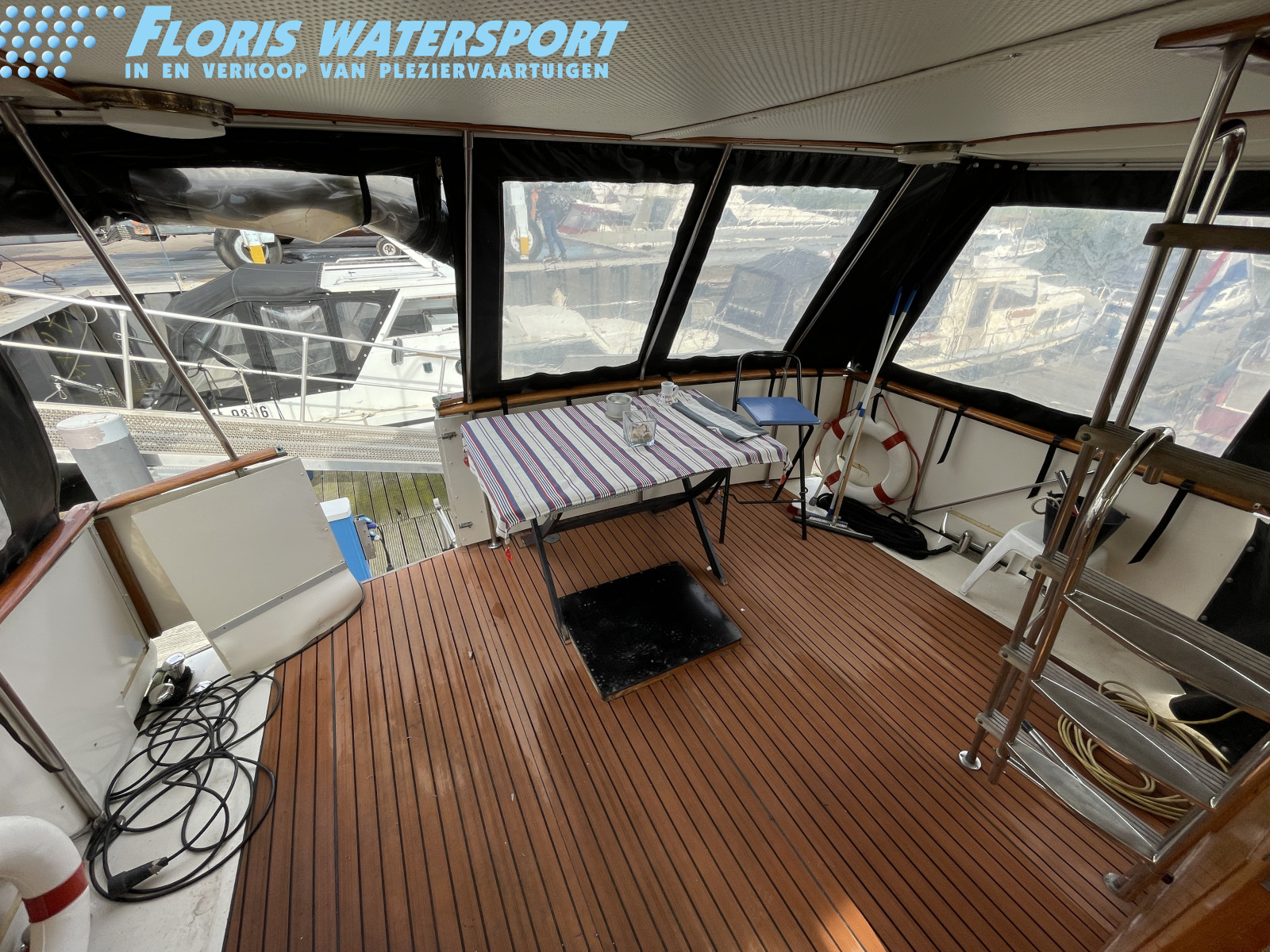 foto: 24 Trojan  44 Pilothouse