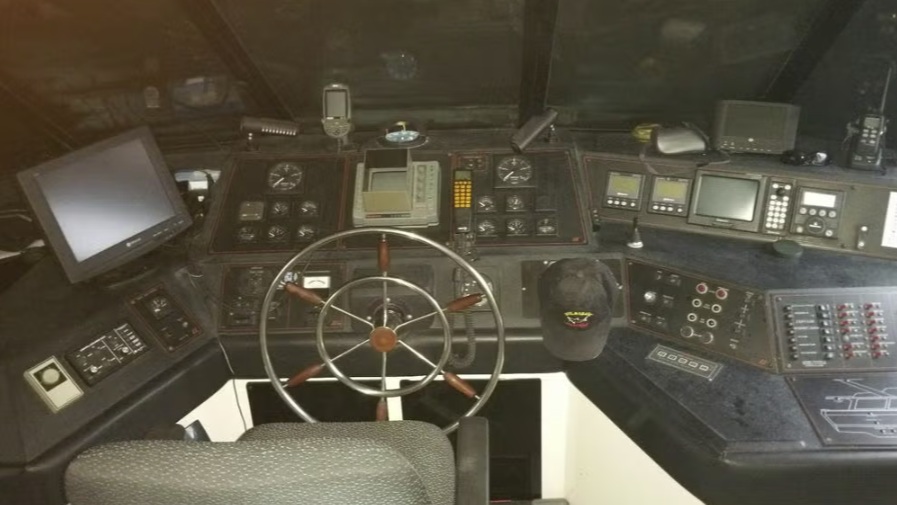 foto: 5 Bayliner 4588 Pilothouse