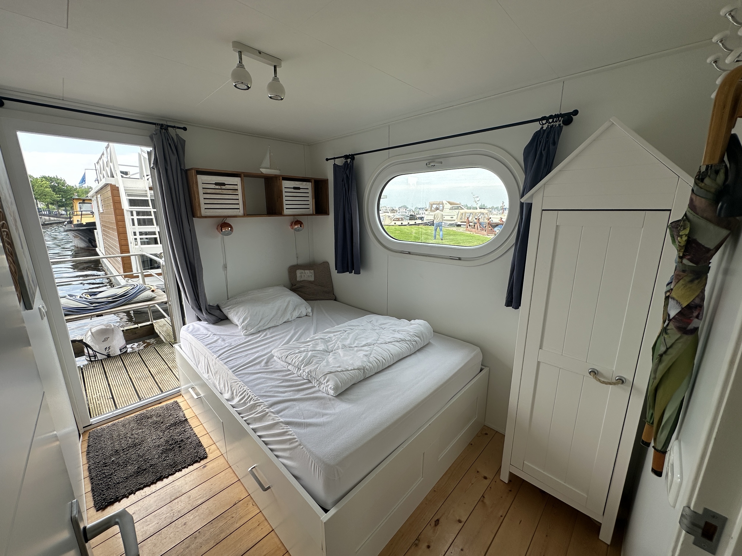 foto: 5 Lotus Houseboats 12 XT - Boven Besturing