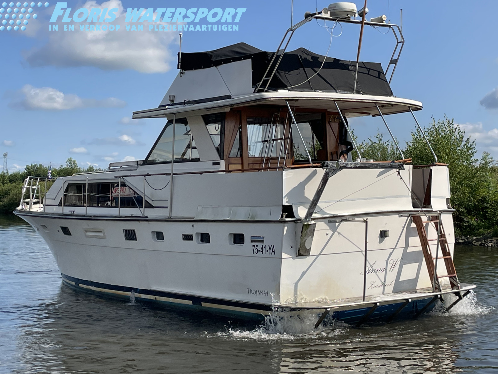 foto: 6 Trojan  44 Pilothouse