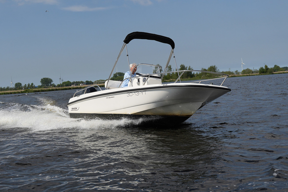 foto: 35 Boston Whaler 170 Dauntless