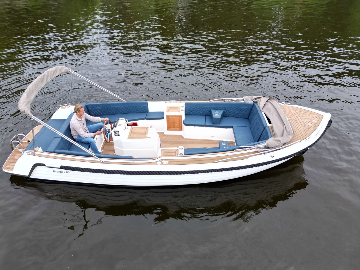 Interboat Intender 820