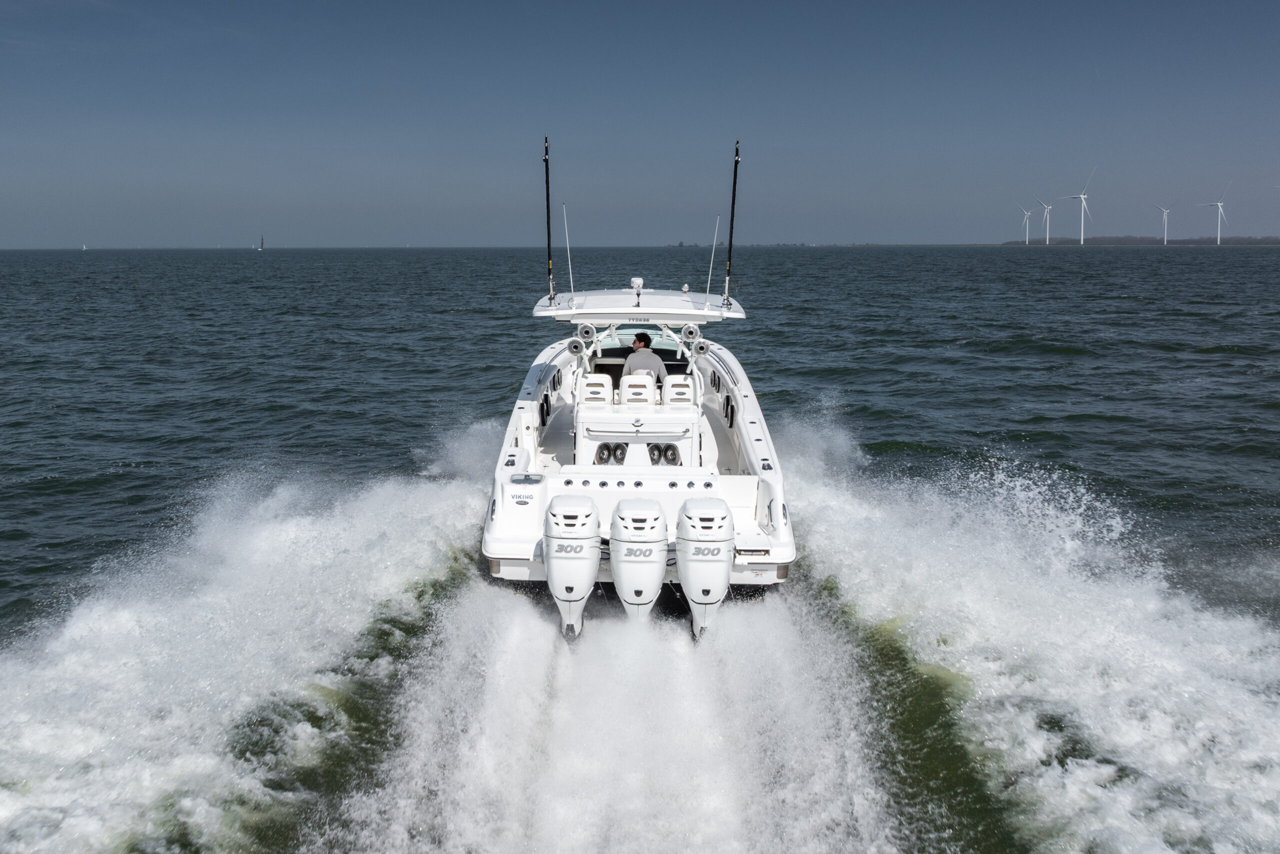 foto: 8 Boston Whaler 370 Outrage