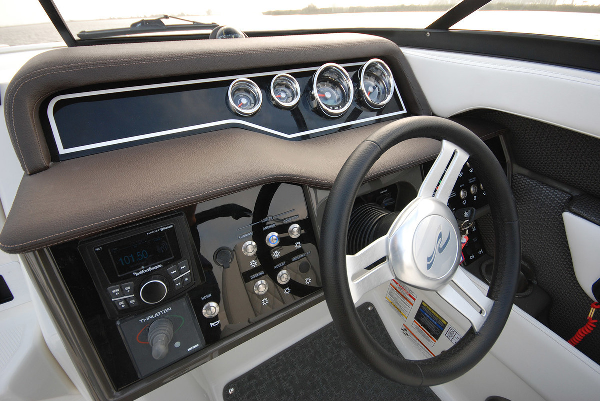 foto: 8 Sea Ray Sun Sport 250