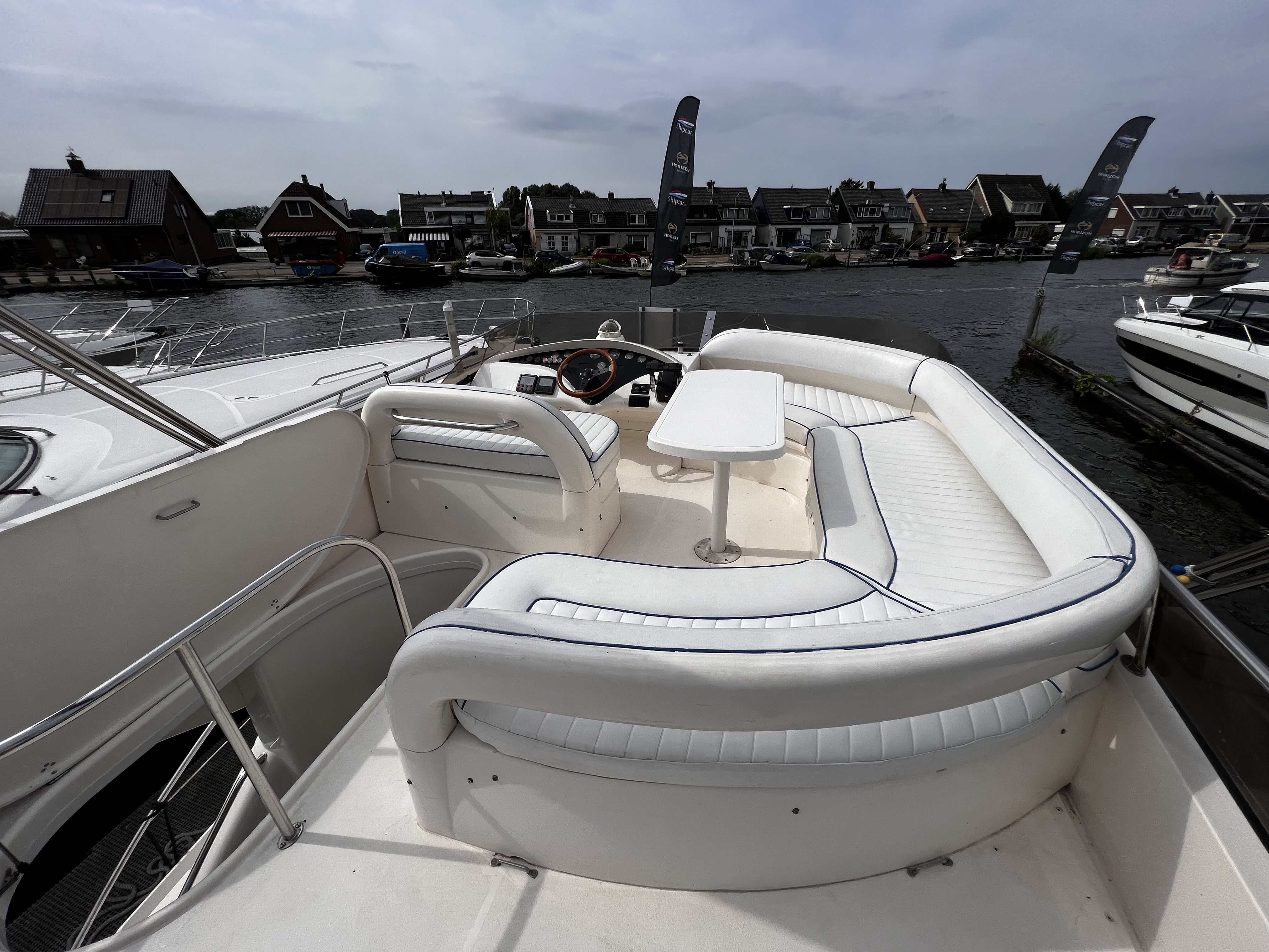 foto: 5 Fairline Phantom 42