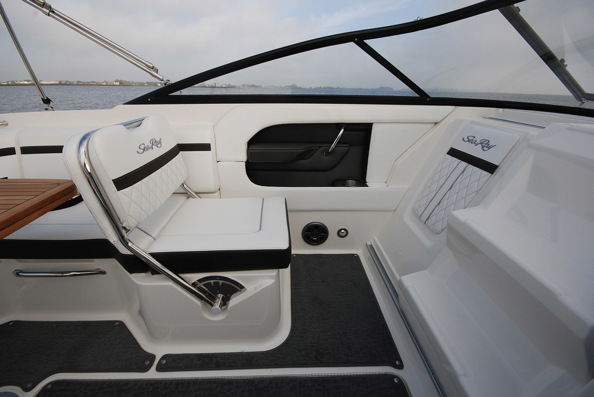 foto: 5 Sea Ray Sun Sport 250