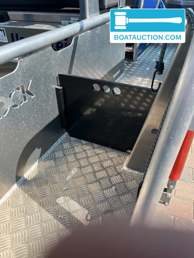 Dock 560 steel