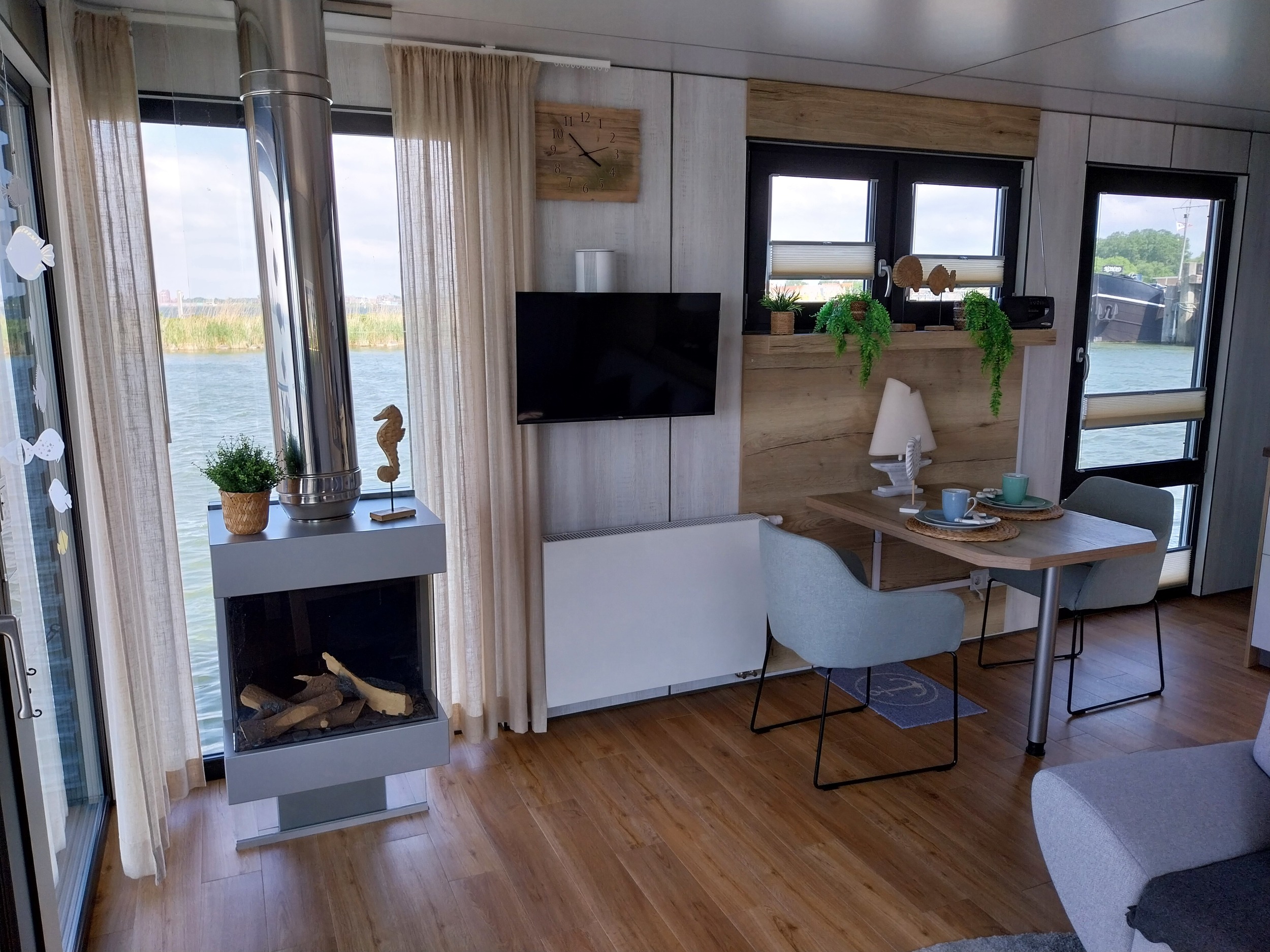 foto: 4 HT4 Houseboat Lelystad Ligplaats