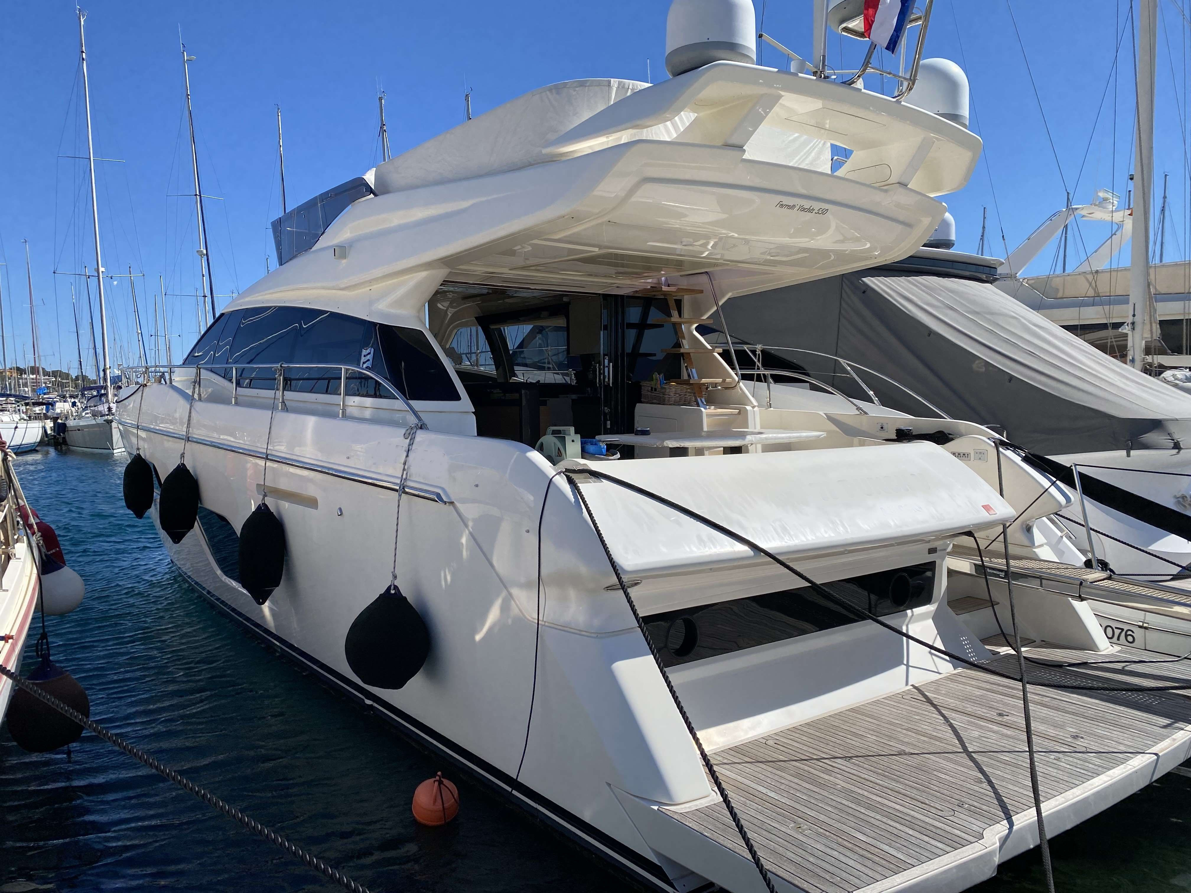 foto: 4 Ferretti 550
