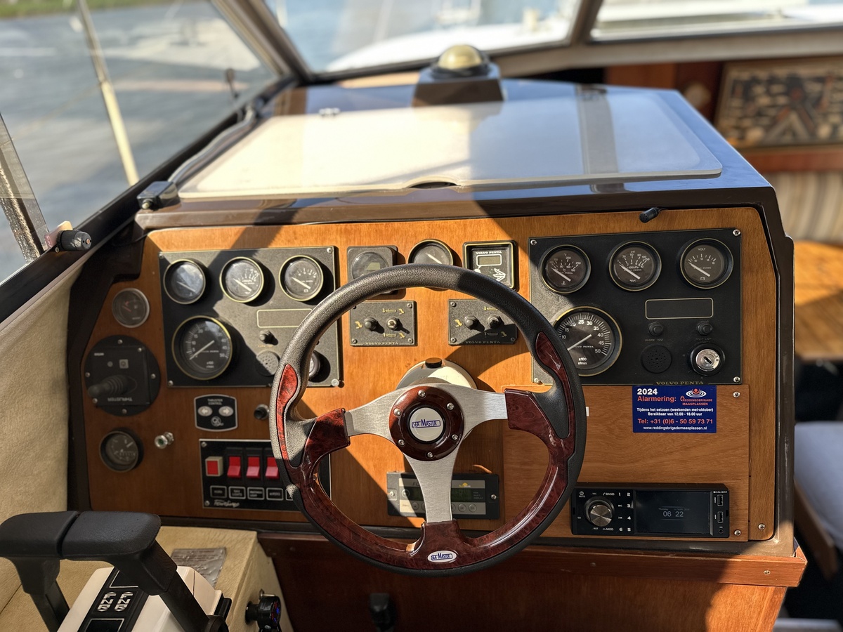 foto: 6 Fairline  31 Corniche 