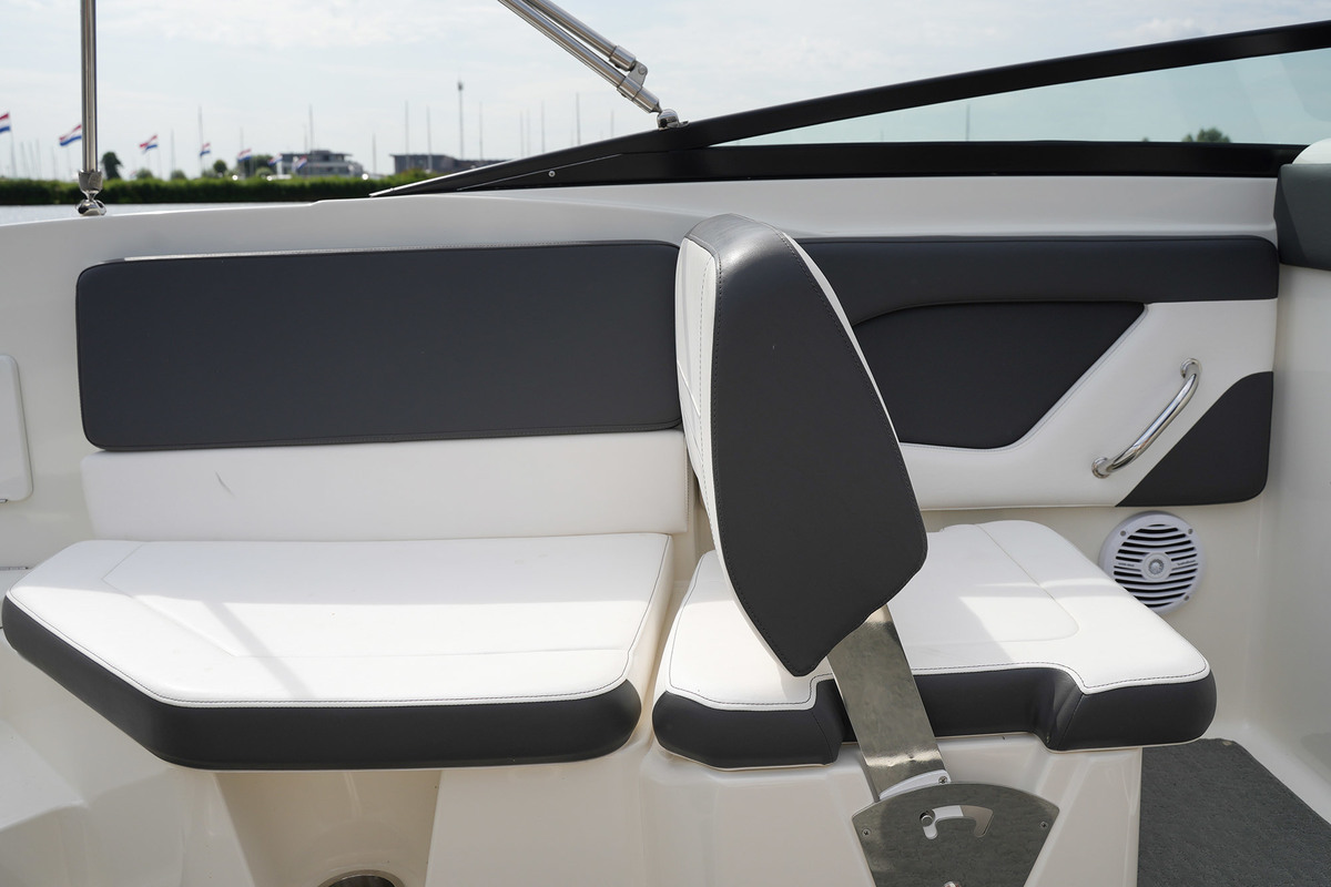 foto: 4 Sea Ray  SPX 230