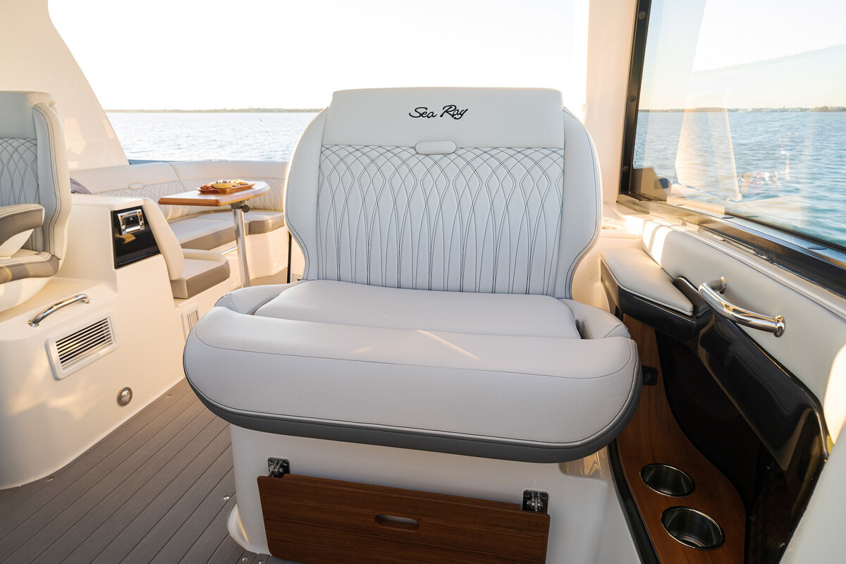 foto: 5 Sea Ray Sundancer 370