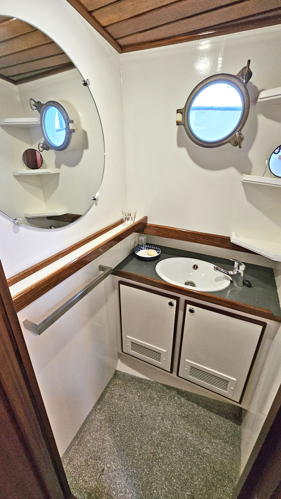 foto: 6 ex Patrouille vaartuig / Varend Woonschip 18.26 met UBC