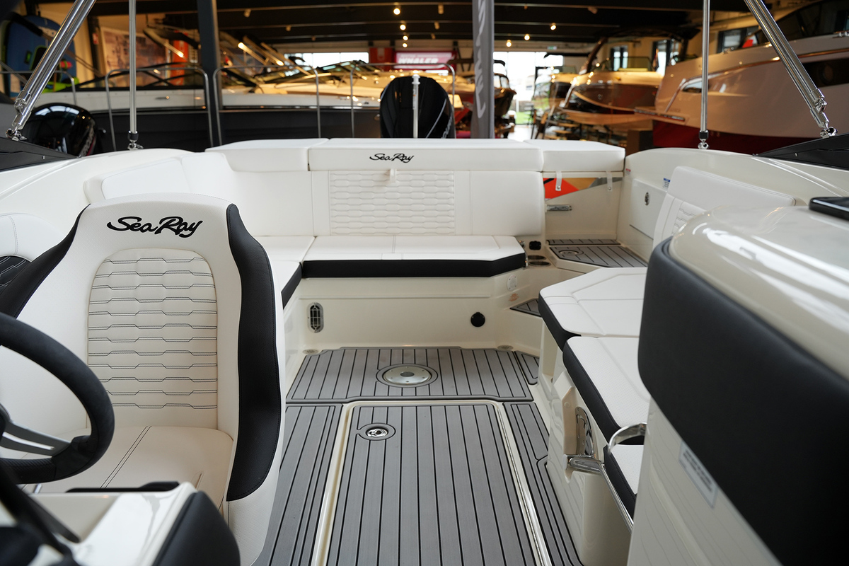 foto: 7 Sea Ray SPX 230 Outboard