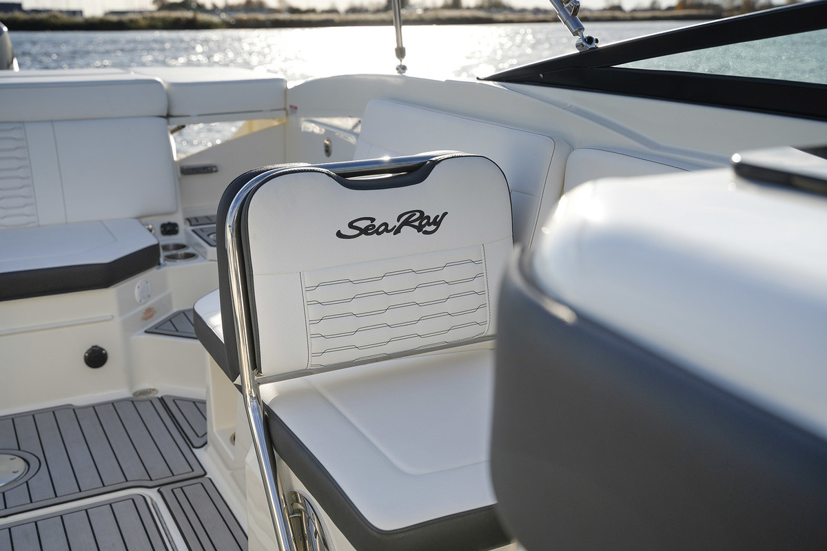 foto: 8 Sea Ray SPX 230 Outboard