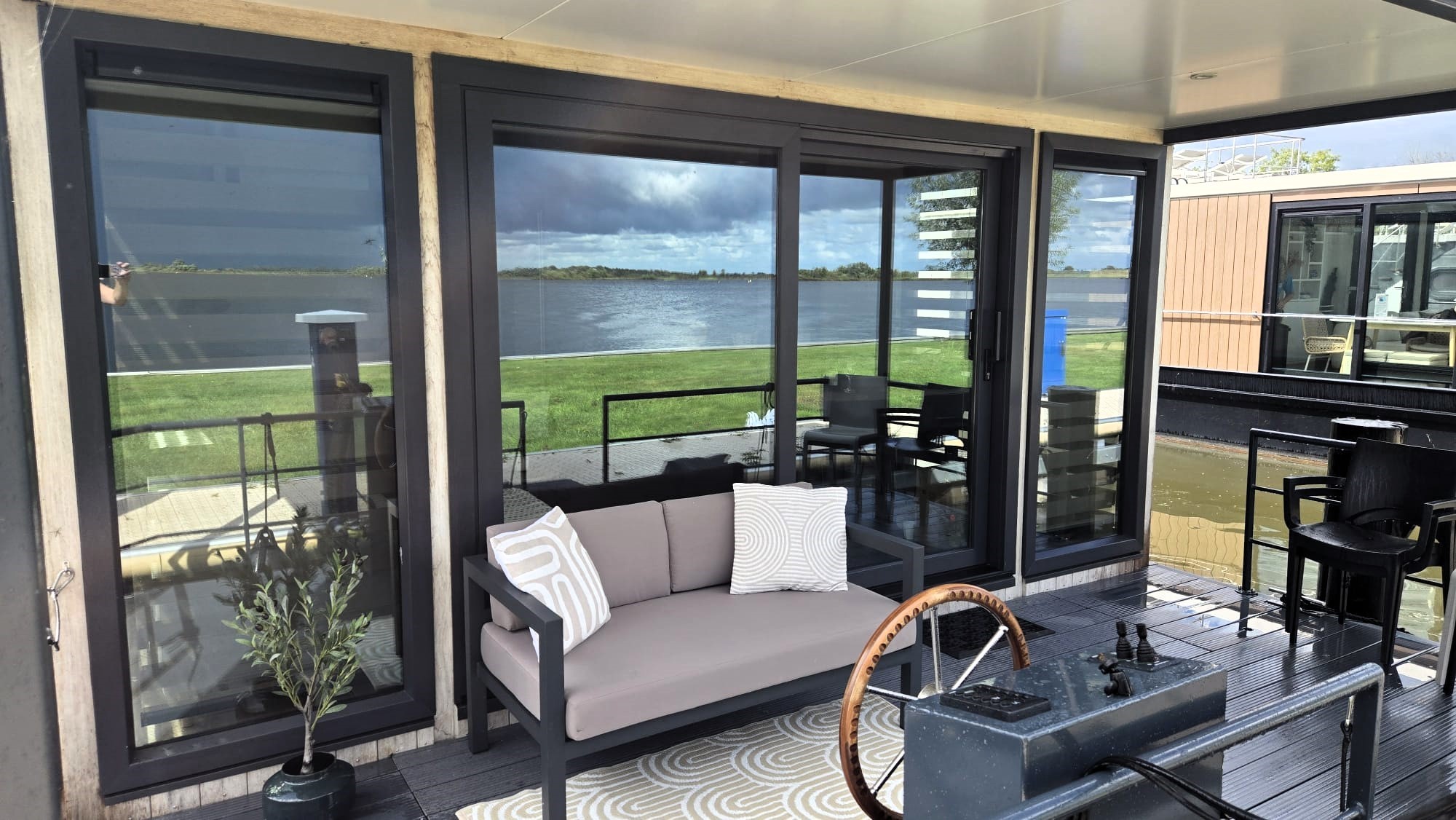 foto: 11 Koopligplaats Sneekermeer Met Apart Te Koop Houseboat 1460 X 500