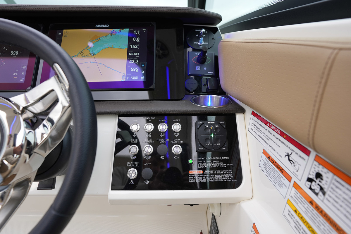 foto: 8 Sea Ray Sundancer 320