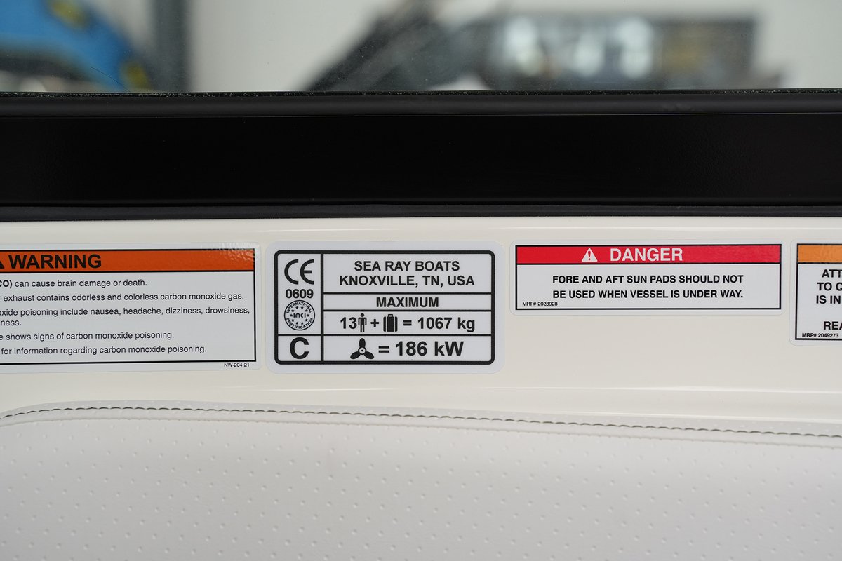 foto: 9 Sea Ray SPX 230 Outboard