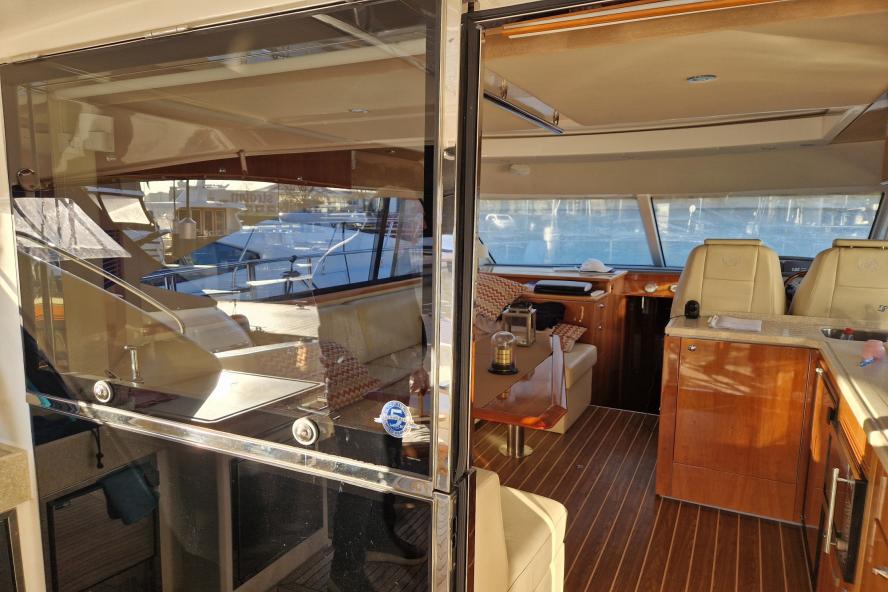 foto: 5 Riviera 4700 Sport Yacht