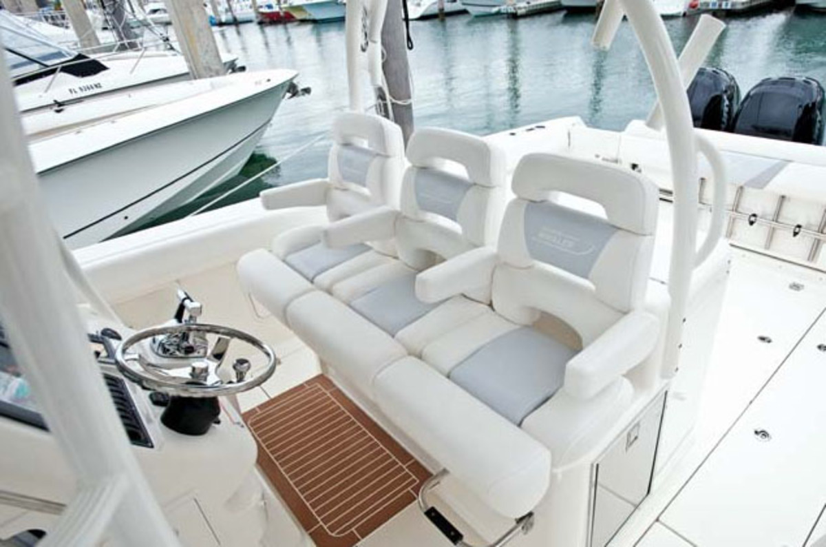 foto: 6 Boston Whaler 380 Outrage