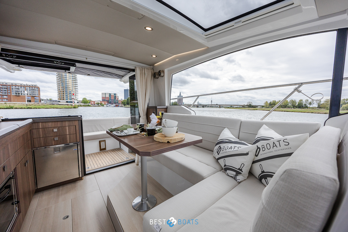 foto: 4 Sealine C330