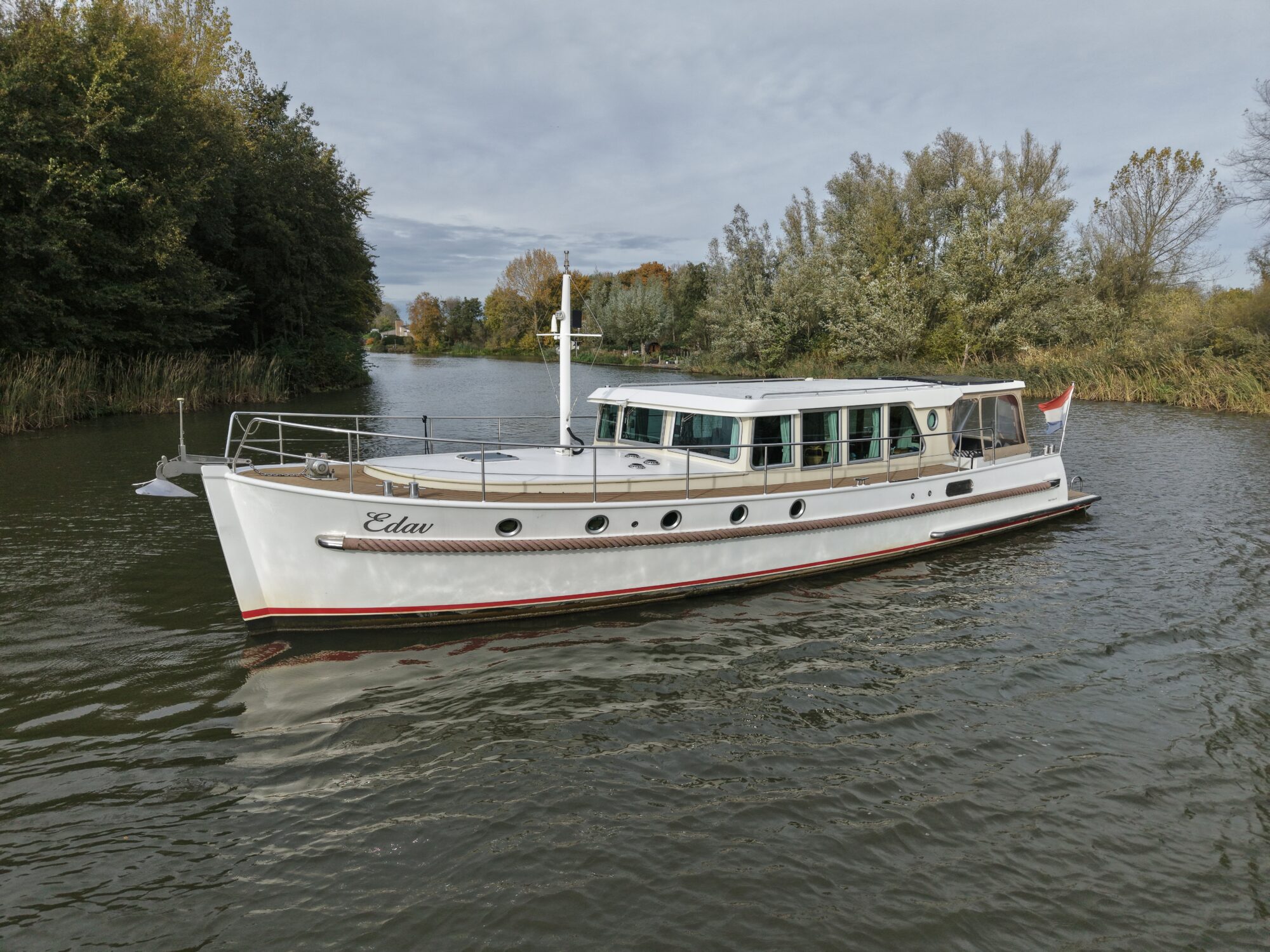 foto: 14 Serious Yachts Serious Yachts Gently Low Bridge 45 Sedan