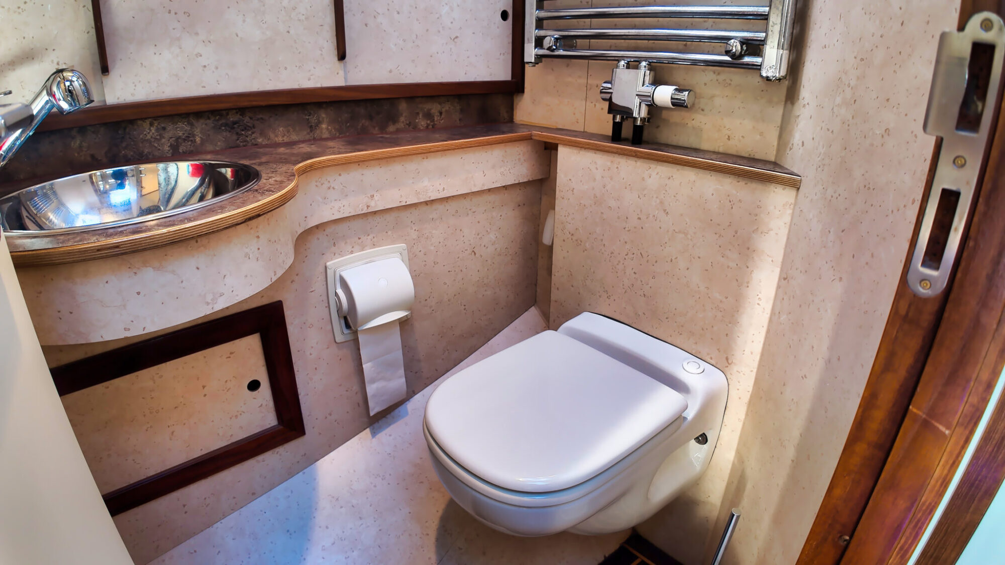 foto: 5 Bruce Roberts Bruce Roberts Euro 12.00 Flybridge