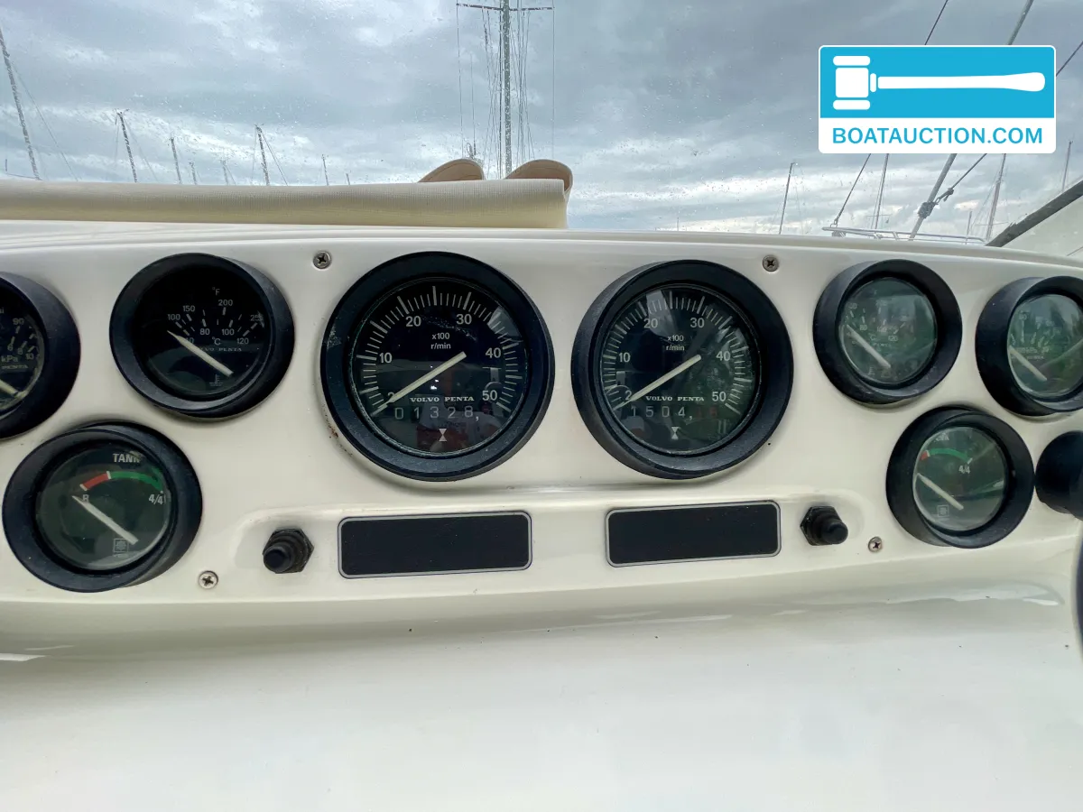 foto: 5 Sealine 310 Sportbridge