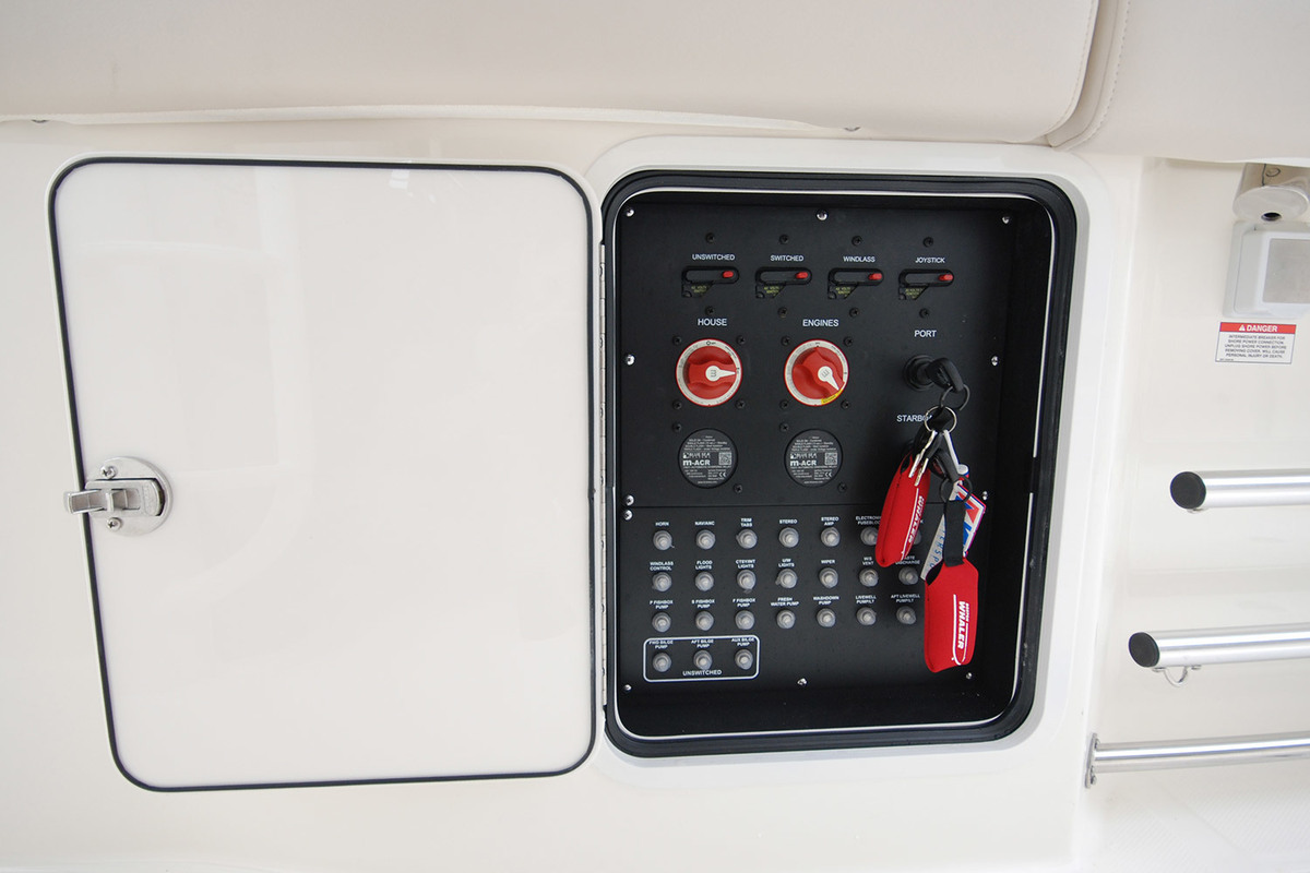 foto: 6 Boston Whaler 330 Outrage