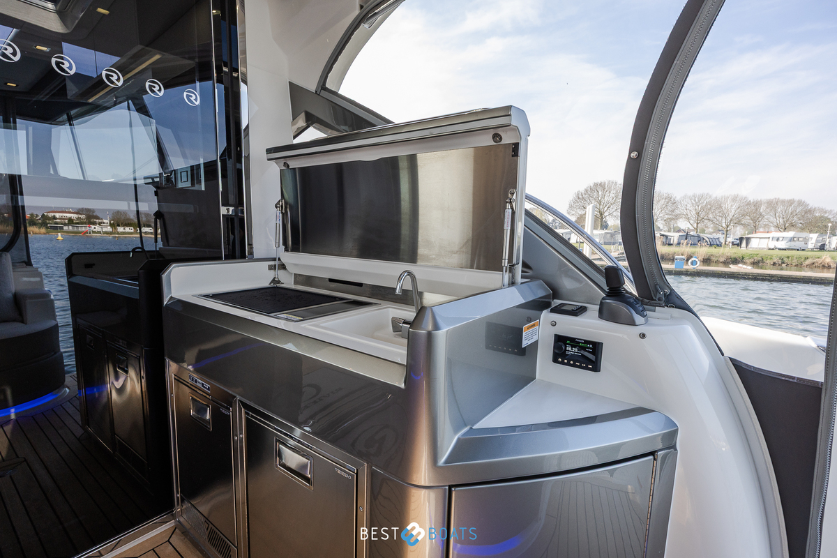 foto: 8 Riviera 4600 SPORT YACHT-PLATINUM EDITION