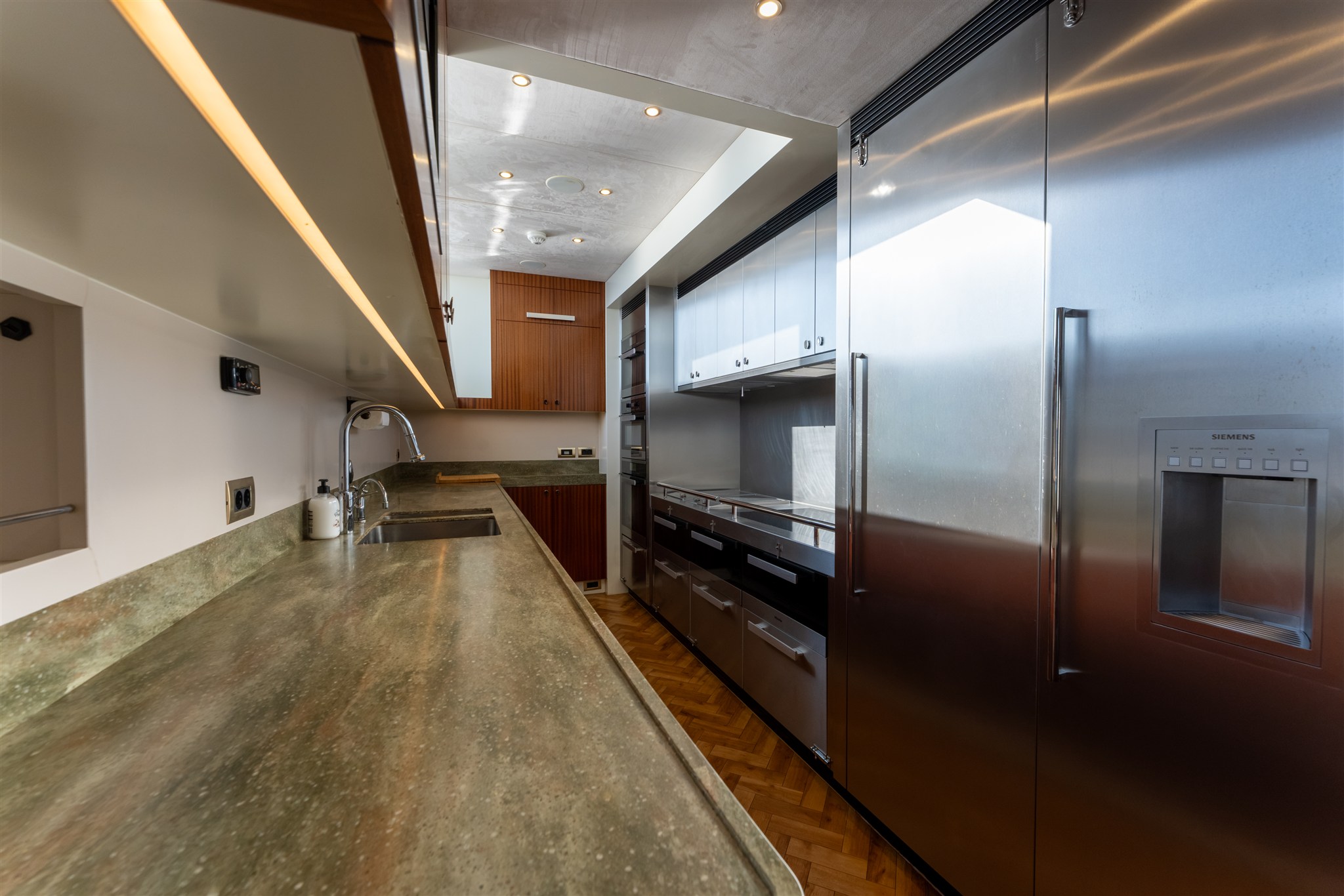 foto: 7 Van Der Valk Shipyard Custom Explorer