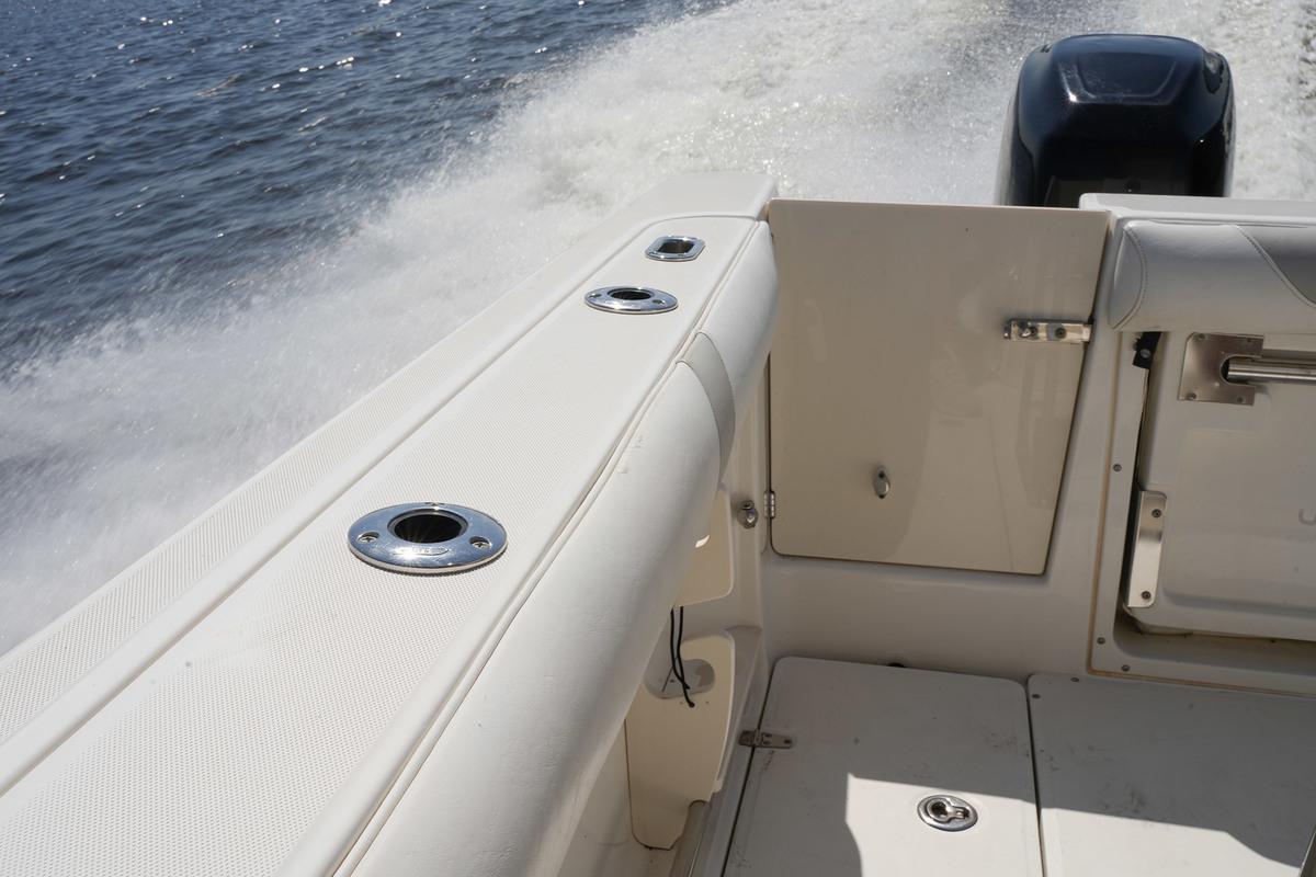 foto: 5 Boston Whaler 270 Outrage