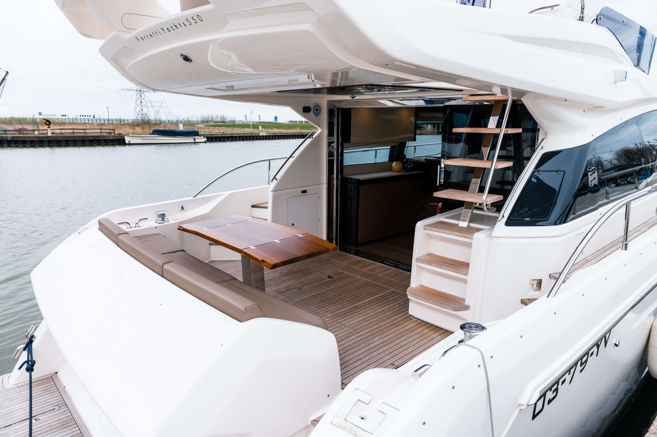 foto: 9 Ferretti Yachts 550