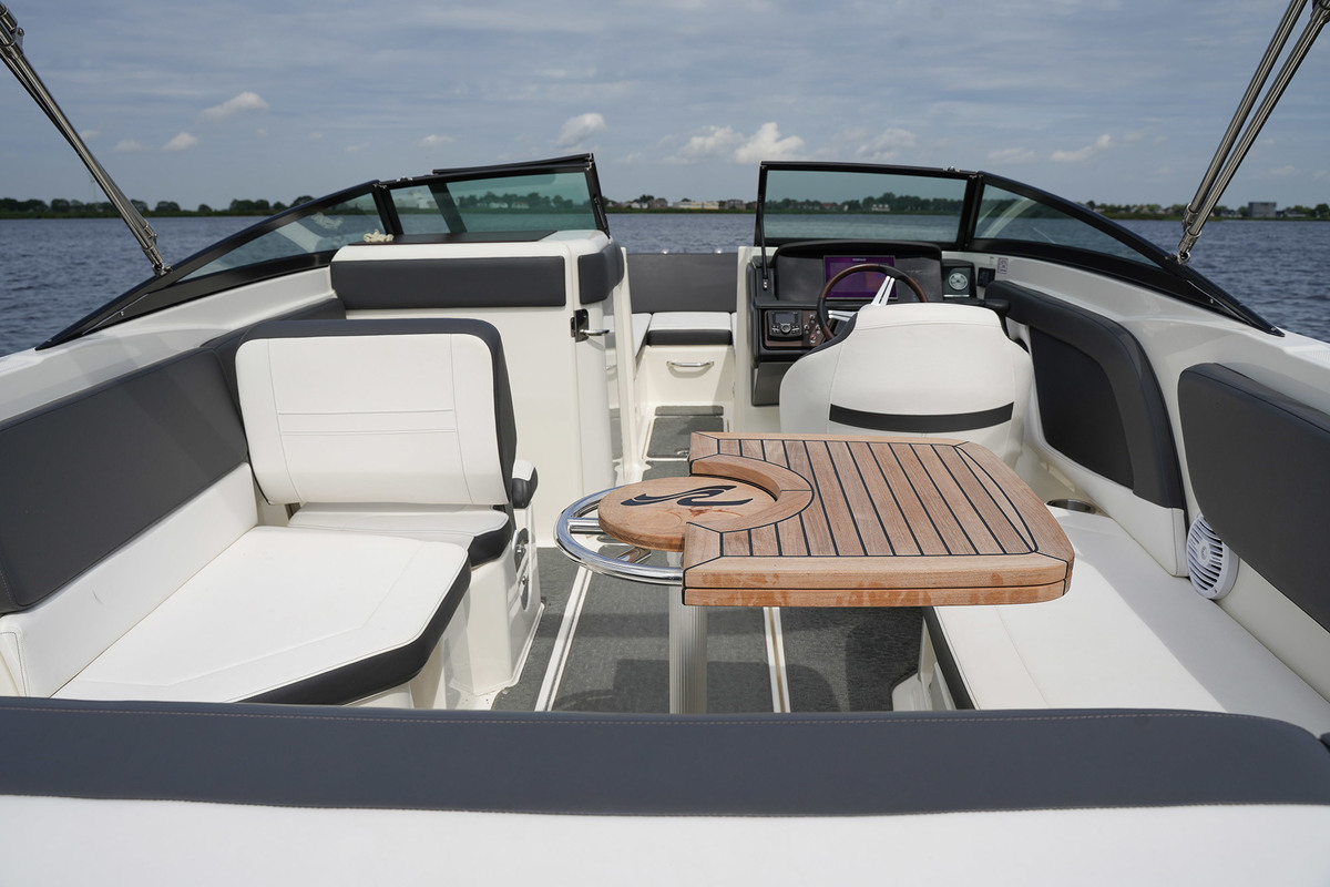 foto: 5 Sea Ray  SPX 230