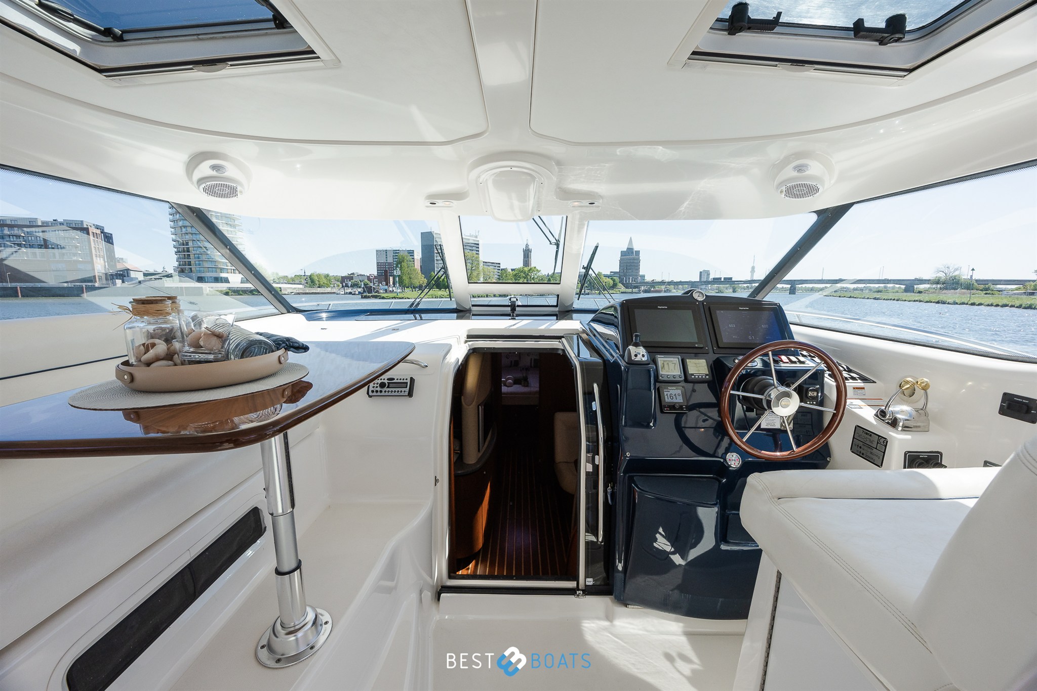 foto: 6 Tiara Yachts 4300 Sovran