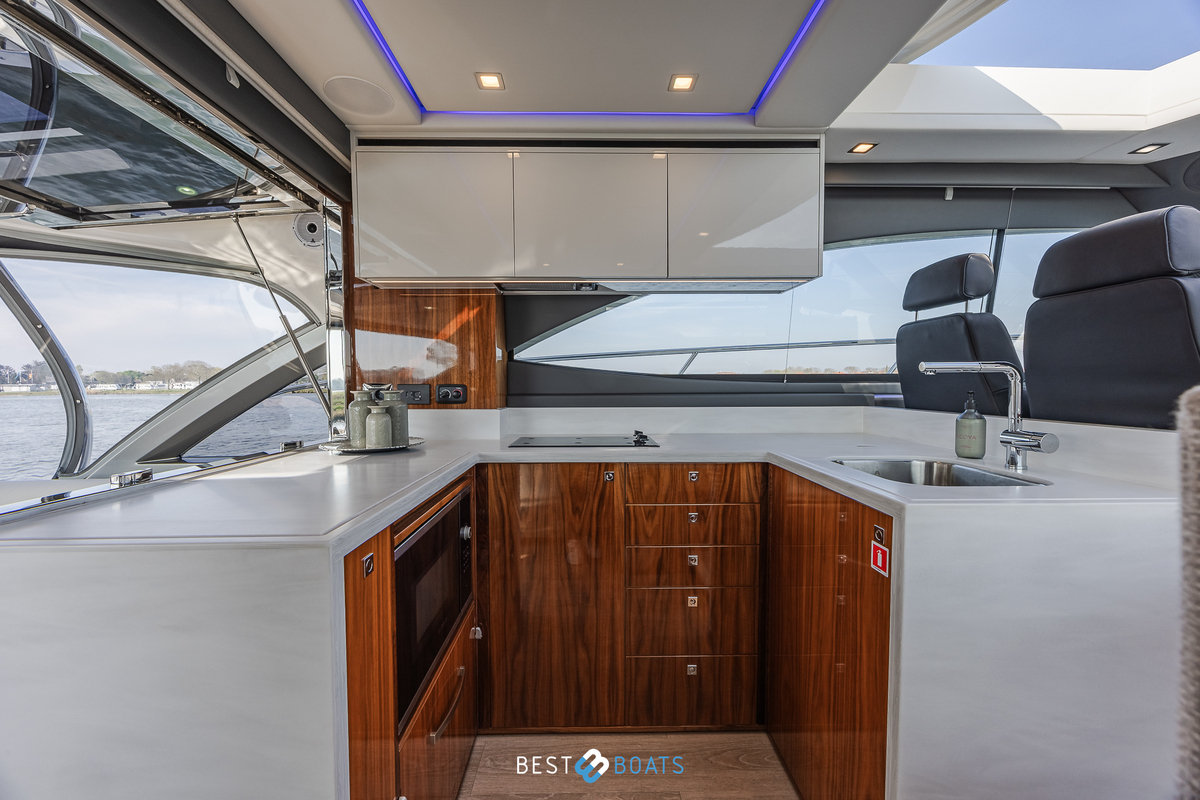 foto: 9 Riviera 4600 SPORT YACHT-PLATINUM EDITION
