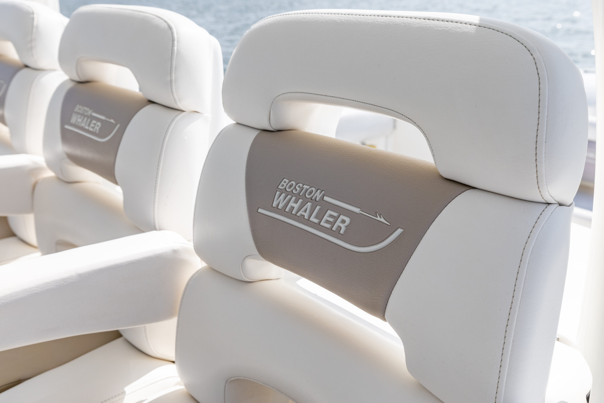 foto: 11 Boston Whaler Whaler 370 Outrage