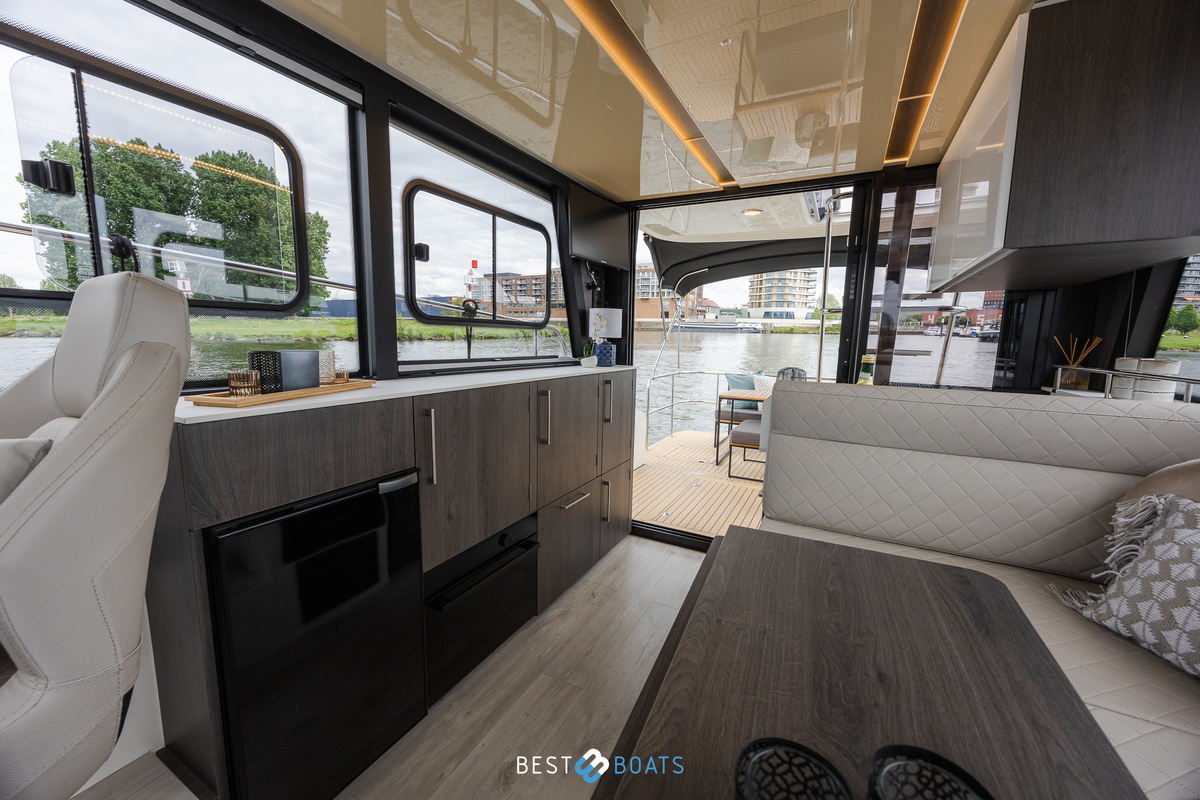 foto: 6 Cobra Yachts Futura 36 Premium Fly
