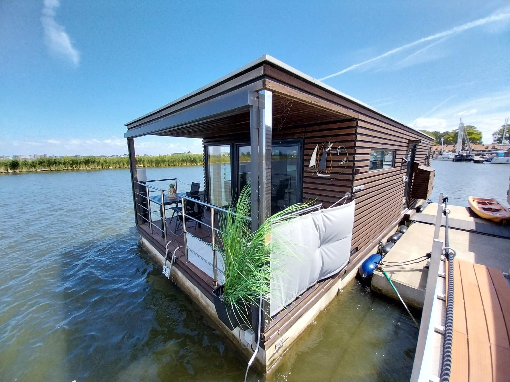 hoofdfoto: 1 HT4 Houseboat Lelystad Ligplaats