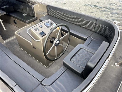 foto: 5 Seafury Hawker 725