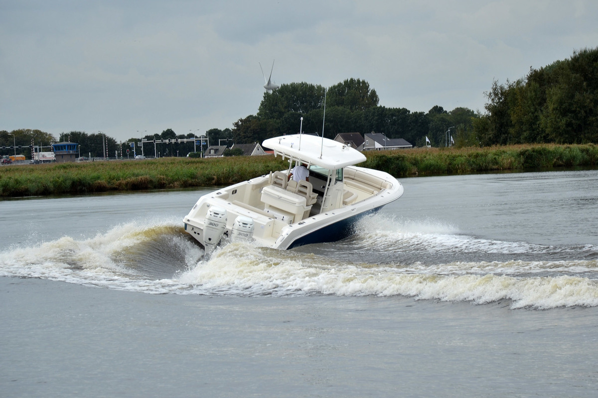 foto: 5 Boston Whaler 330 Outrage