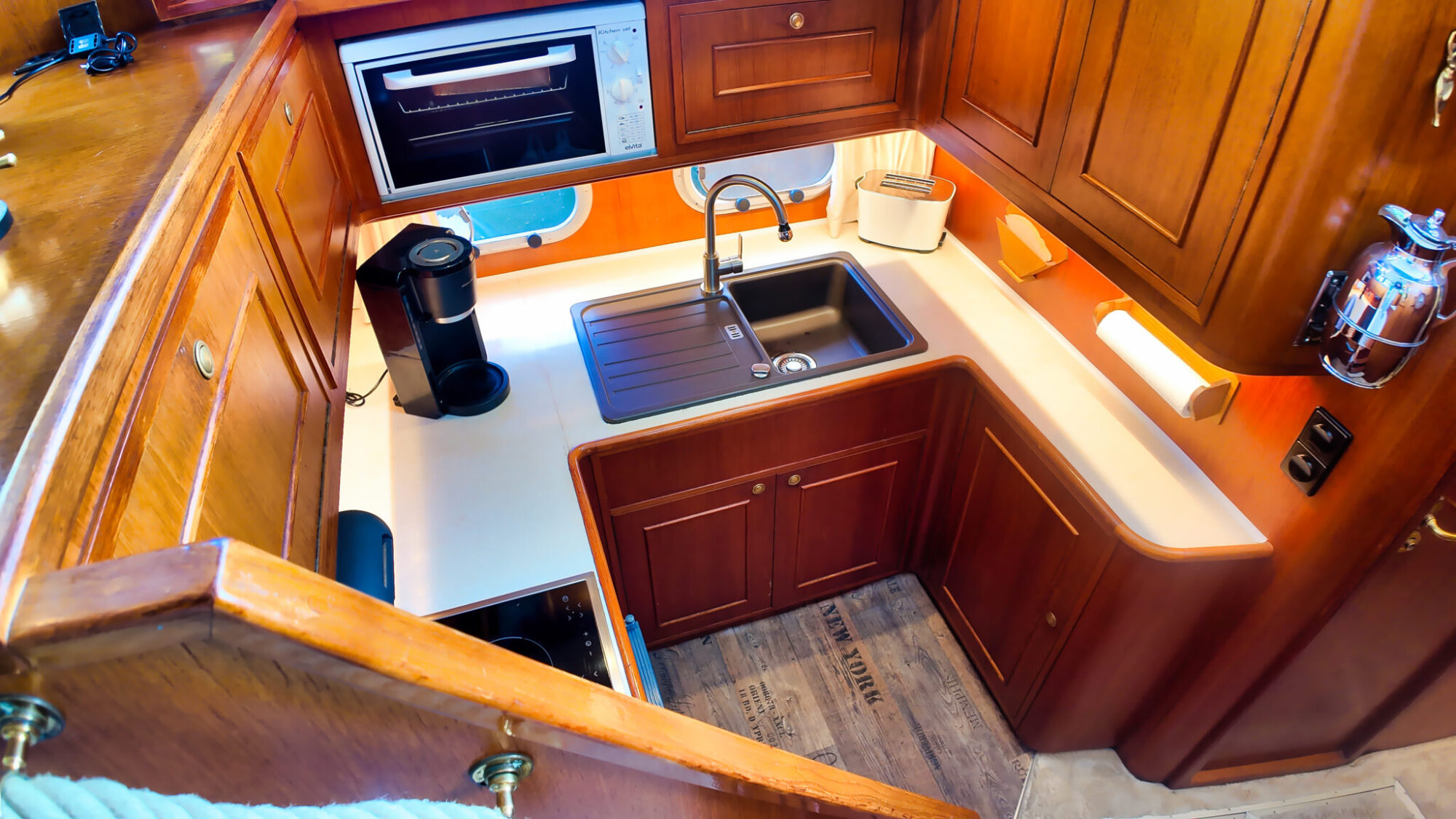 foto: 6 Neptunus Neptunus 138 / 46 Flybridge Sedan