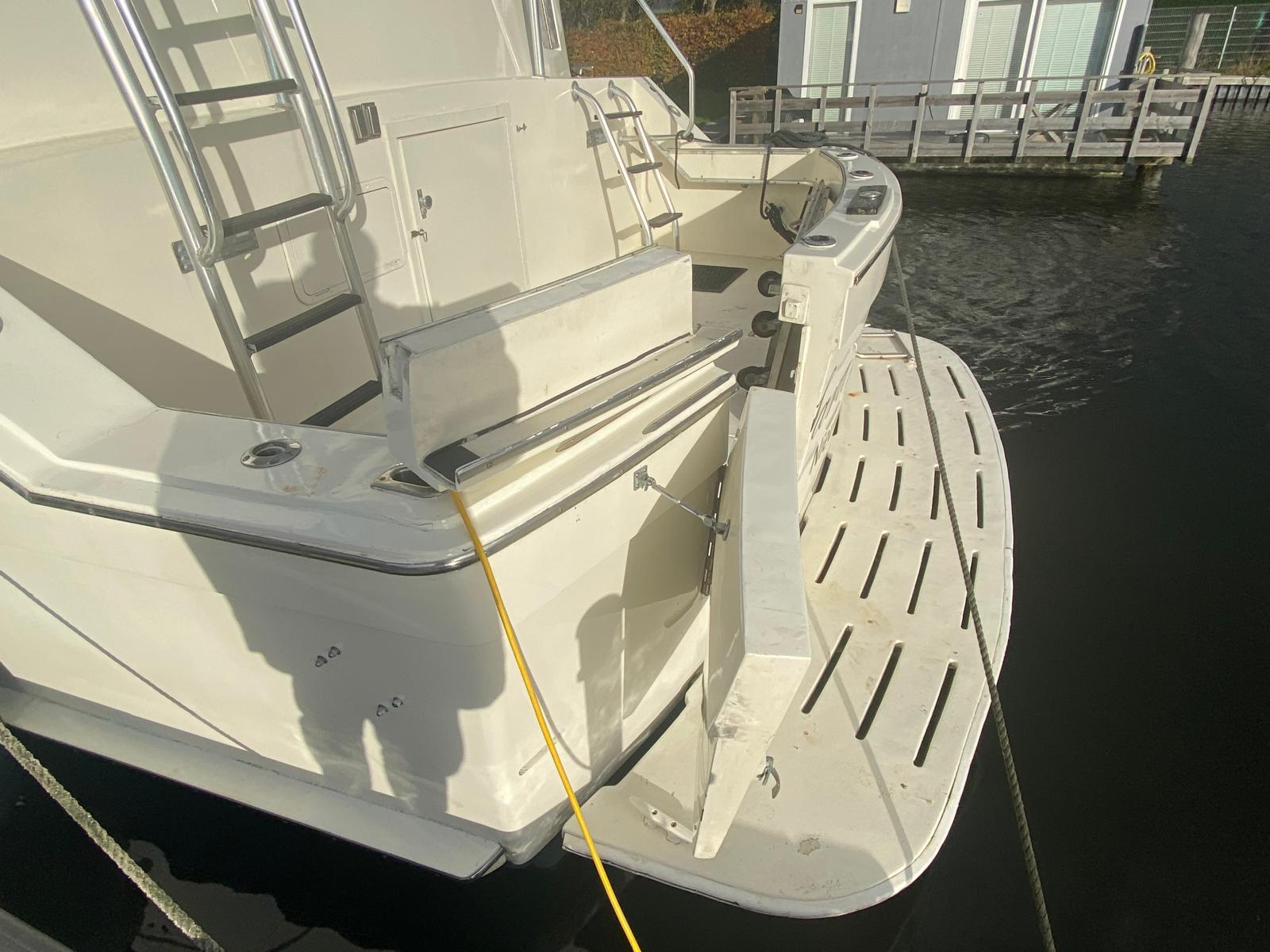 foto: 5 Hatteras 70 Fly ( Varend Woonschip )