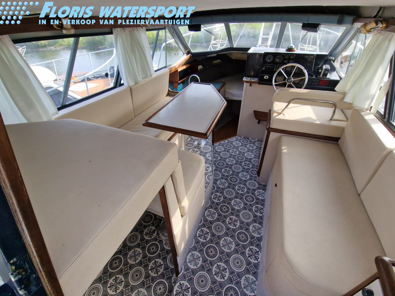 foto: 5 Bayliner 2858 Fly