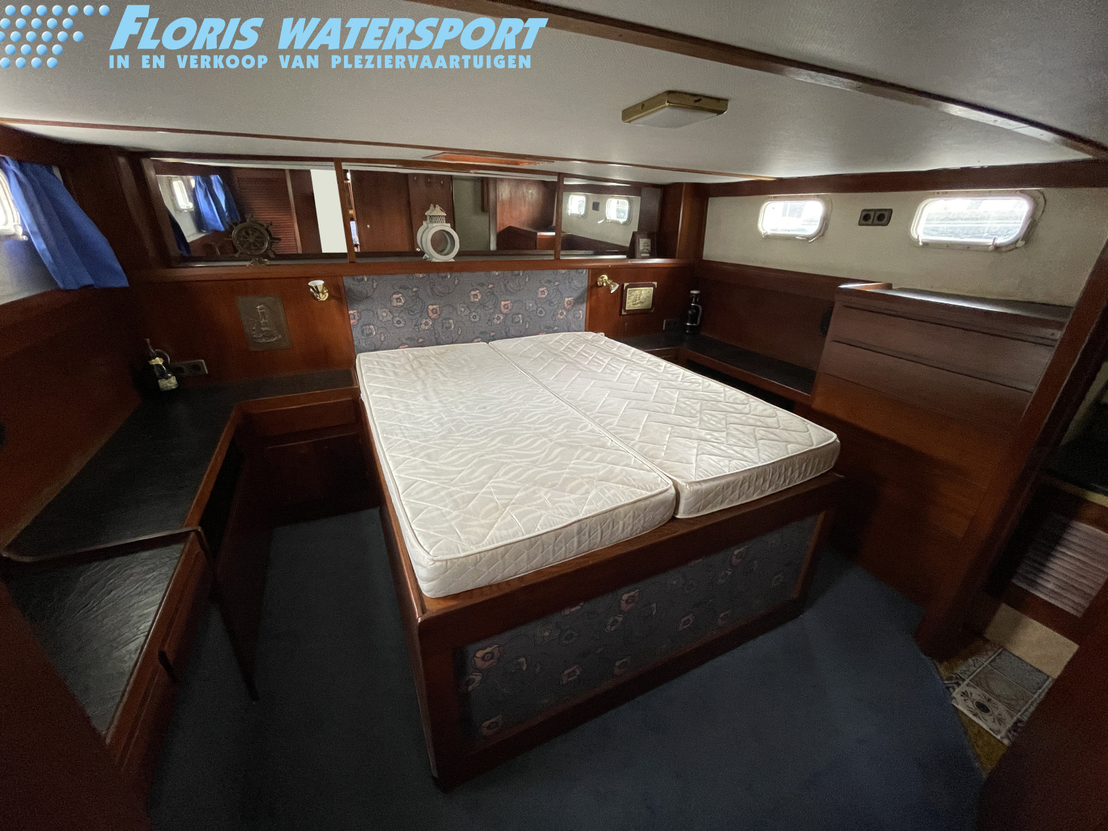 foto: 5 Trojan  44 Pilothouse